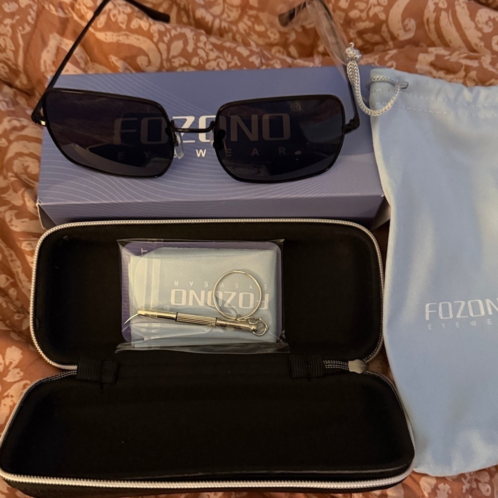 Fozono Black Sunglasses with Case - Picture 1 of 5